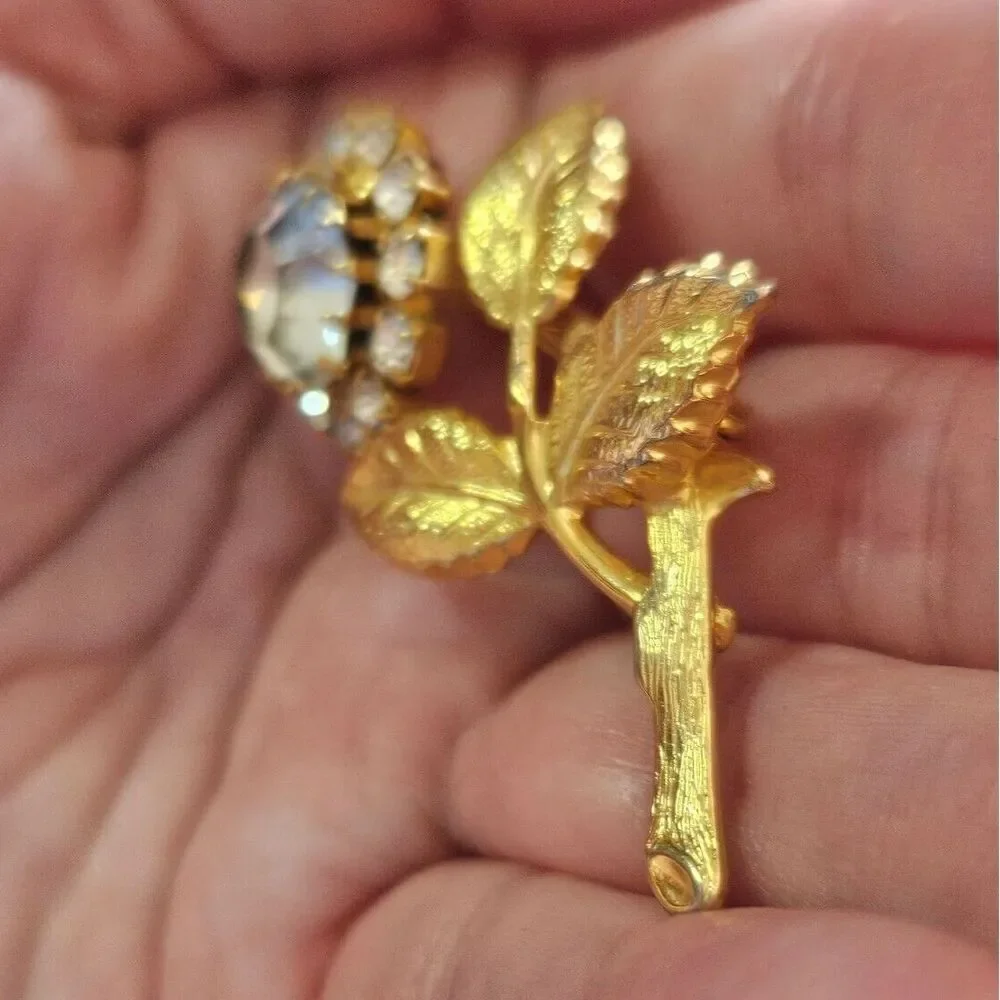Vintage gold tone rhinestone flower brooch